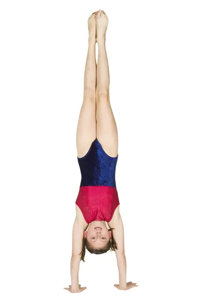 10 yaşında bir kız jimnastik teşkil etmektedir — Stok fotoğraf