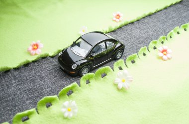 Yoldaki oyuncak araba..