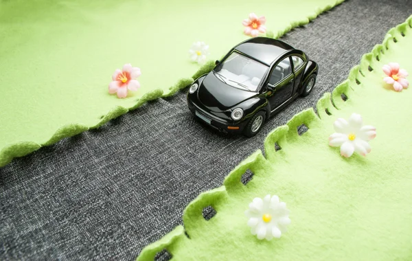 Yoldaki oyuncak araba..