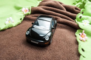 Yoldaki oyuncak araba..