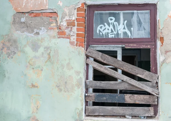 Boarded-up window and grunged wall — Stock Photo, Image