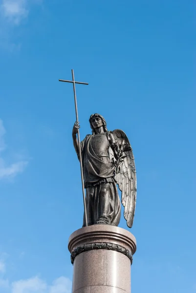 Staty av en ängel med ett kors. — Stockfoto