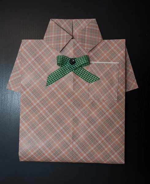 一件衬衫作为礼品包装纸. — 图库照片