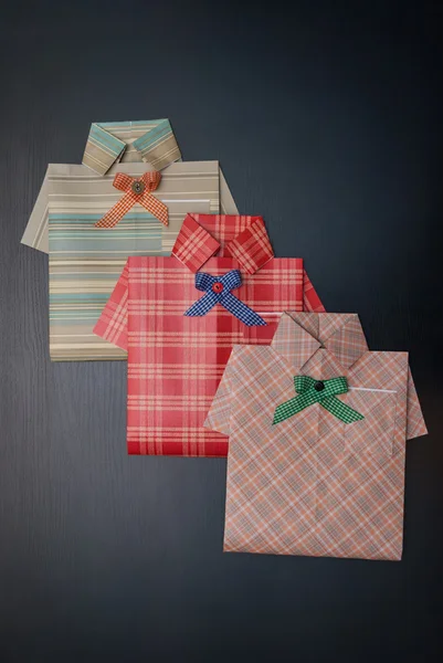 Gift wrap in the form of a shirt. — Stock Photo, Image
