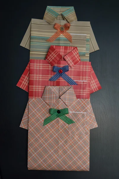 Gift wrap in de vorm van een shirt. — Stockfoto
