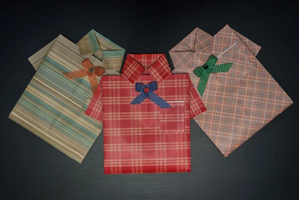 Geschenkpapier in Form eines Hemdes. — Stockfoto