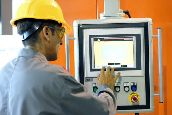 Operador de máquina CNC — Fotografia de Stock