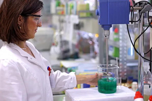 Ingeniera química femenina en laboratorio — Foto de Stock