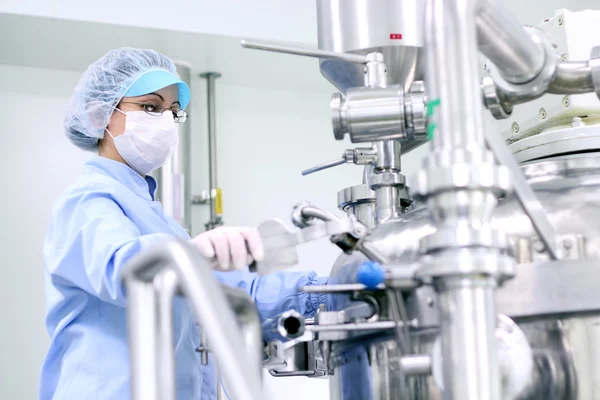 Trabajador farmacéutico en el trabajo —  Fotos de Stock