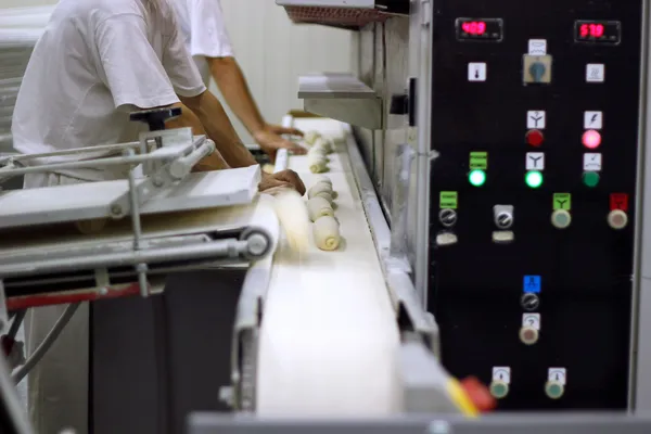 Ekmek fabrikasında ekmek işçileri — Stok fotoğraf