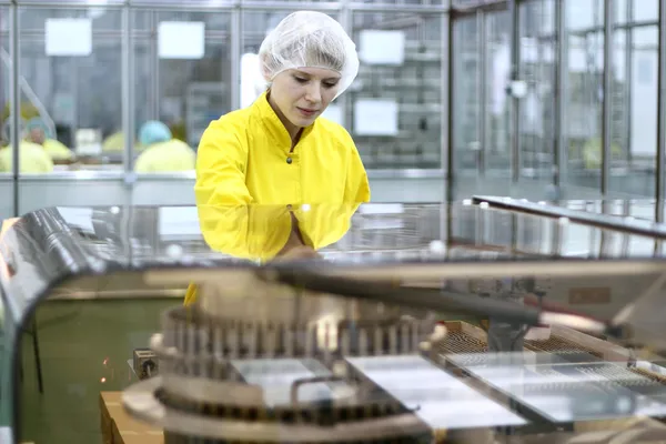 Kvinnlig arbetare vid farmaceutiska fabriken — Stockfoto