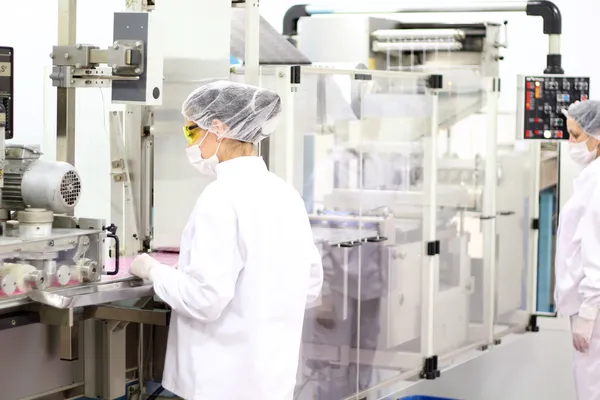 Vrouwelijke werknemers in farmaceutische fabriek — Stockfoto