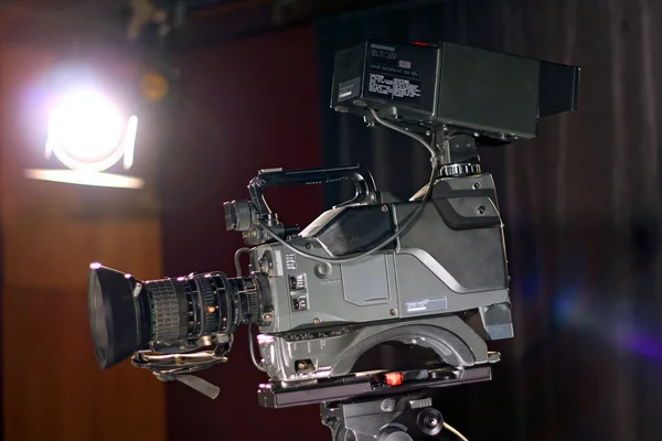 Профессиональная видеокамера в студии — стоковое фото