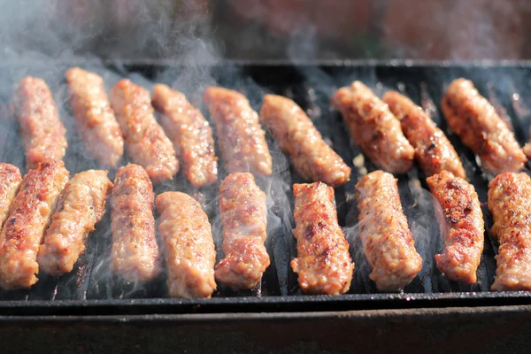 Smakelijke vlees gebrand op een grill — Stok fotoğraf