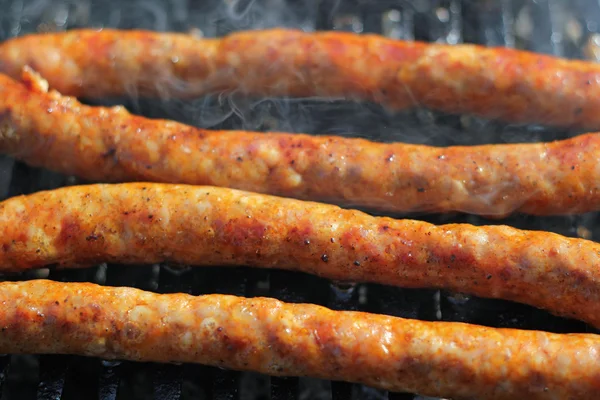 Smakelijke worst op de gril van de zomer — Stockfoto