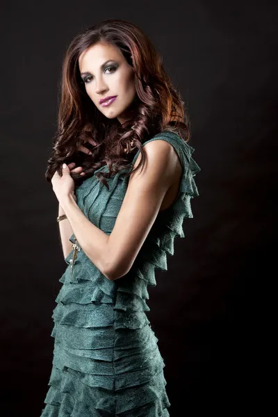 갈색 머리와 녹색 드레스 — 스톡 사진