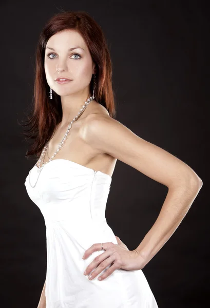 Morena e vestido branco — Fotografia de Stock