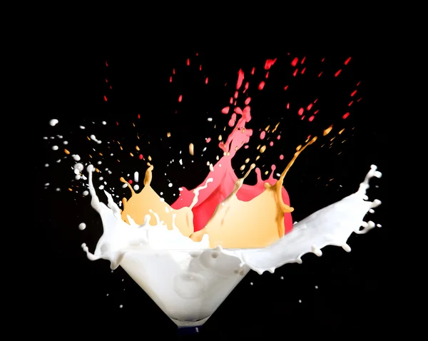 Mjölk och färg stänk — Stockfoto