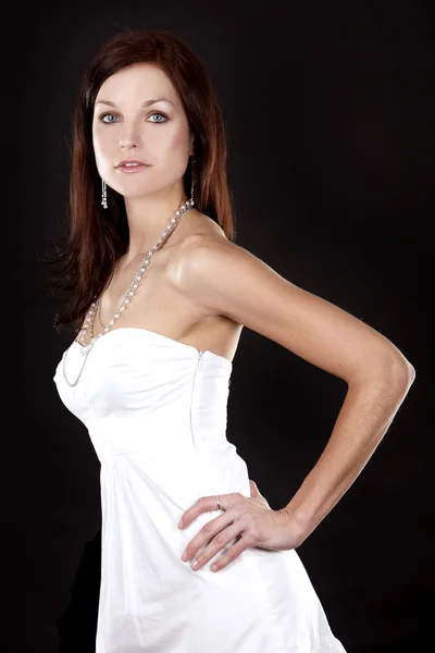 Brunette en witte jurk — Stockfoto