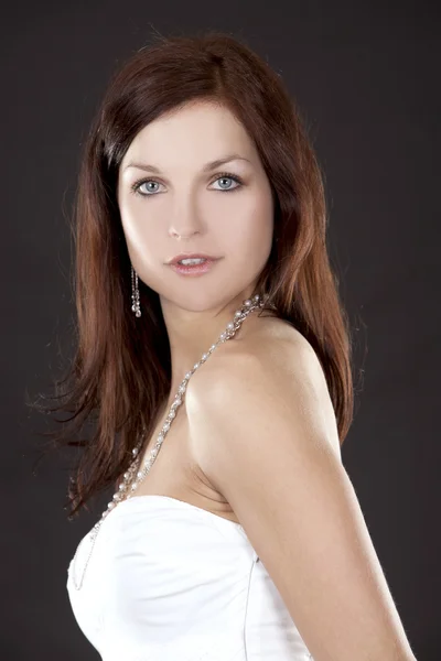 갈색 머리와 흰색 드레스 — 스톡 사진