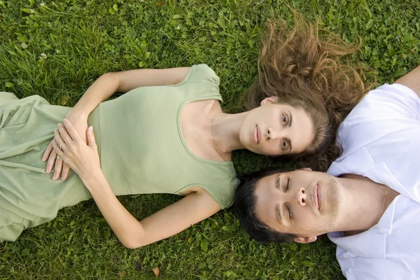 Couple relaxing outdoors — Stock Photo, Image