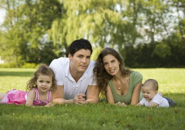 Aile dışarıda dinleniyor.