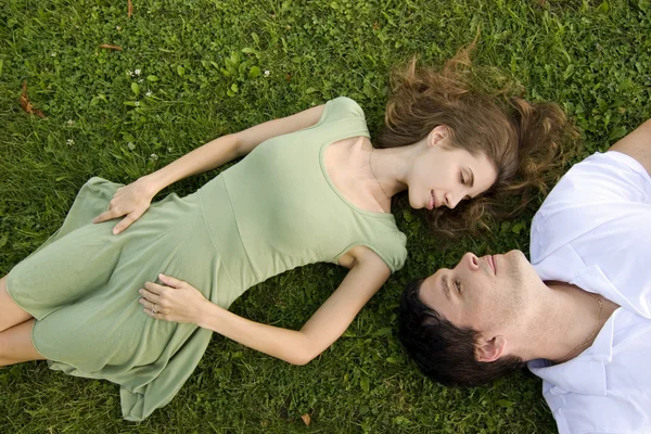Couple relaxing outdoors — Stock Photo, Image