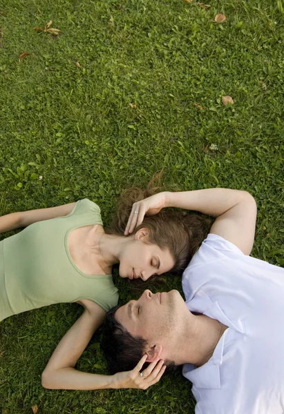 Paar entspannt sich im Freien — Stockfoto