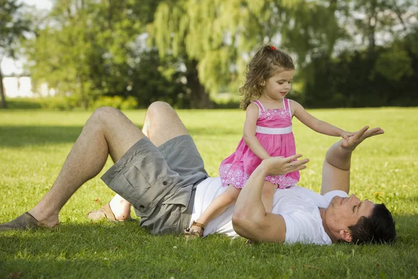 父亲和女儿的户外活动 — 图库照片