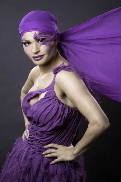 Жінка у фіолетовий — стокове фото