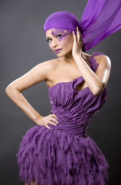 Женщина в пурпуре — стоковое фото