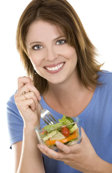 Femme occasionnelle manger de la salade — Photo
