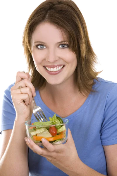 Femme occasionnelle manger de la salade — Photo