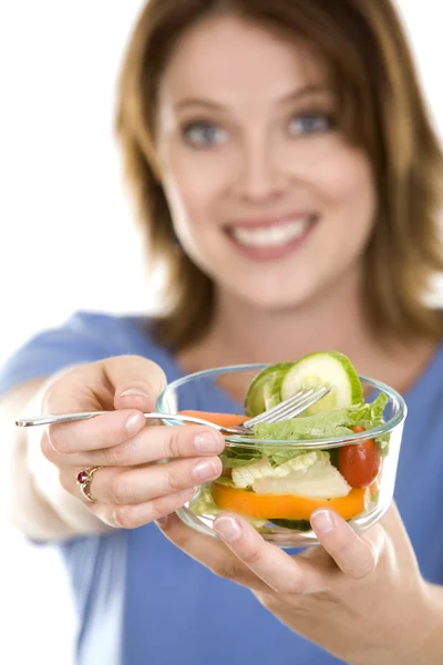 Mujer casual comiendo ensalada — Foto de Stock