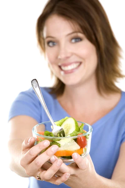 Mulher casual comendo salada — Fotografia de Stock