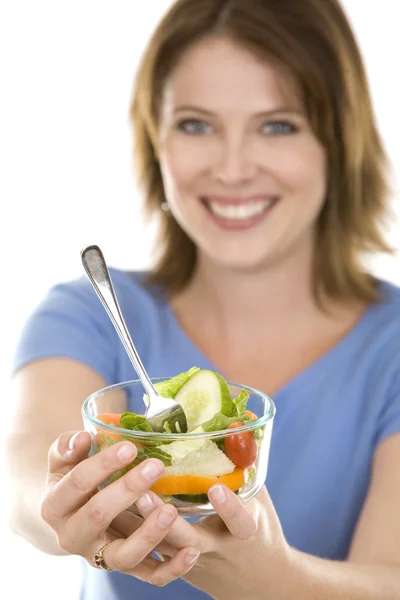 Příležitostné žena jíst salát — Stock fotografie
