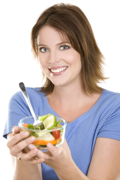 Случайная женщина ест салат — стоковое фото