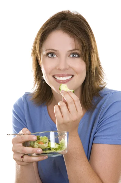 Mulher casual comendo salada — Fotografia de Stock