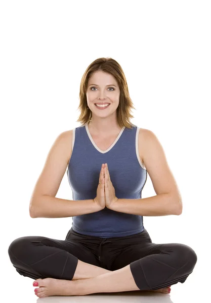 Donna che esercita yoga — Foto Stock