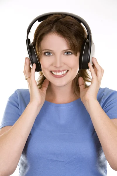Kvinnan lyssnar på musik Stockbild