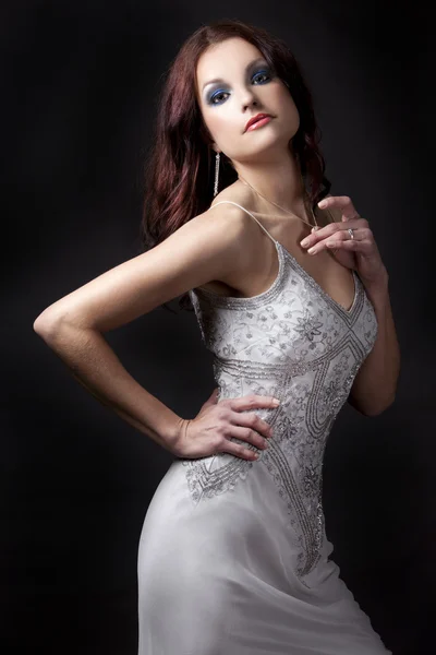 Brunette in lange jurk — Stockfoto