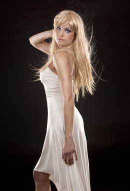 Blond in witte jurk