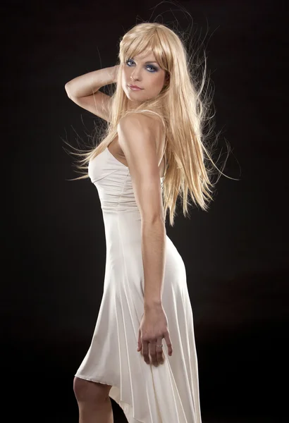 Blond in witte jurk — Stockfoto