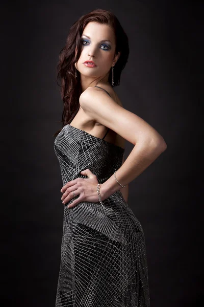 Brunette in lange jurk — Stockfoto