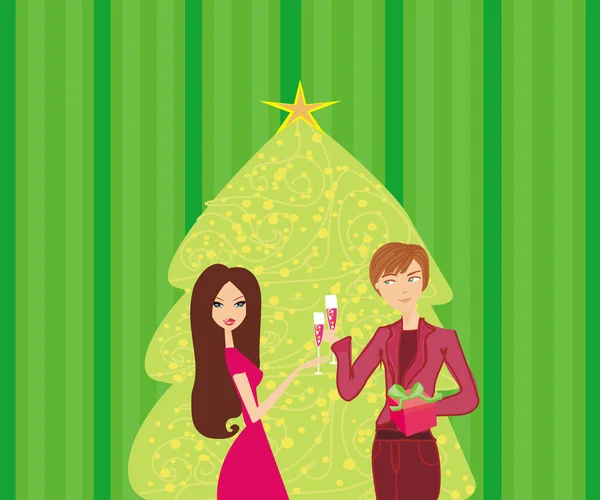 Junges Paar flirtet und trinkt Champagner am Weihnachtsbaum — Stockfoto