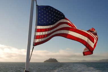 alcatraz üzerinde uçan yıldızlar ve şeritler