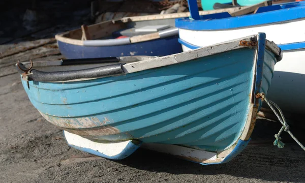 Синяя рыбацкая лодка в Корнуолле Лицензионные Стоковые Изображения