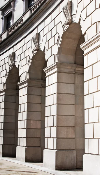 Klassieke Driepersoonskamer boog van een ronde colonnade — Stockfoto