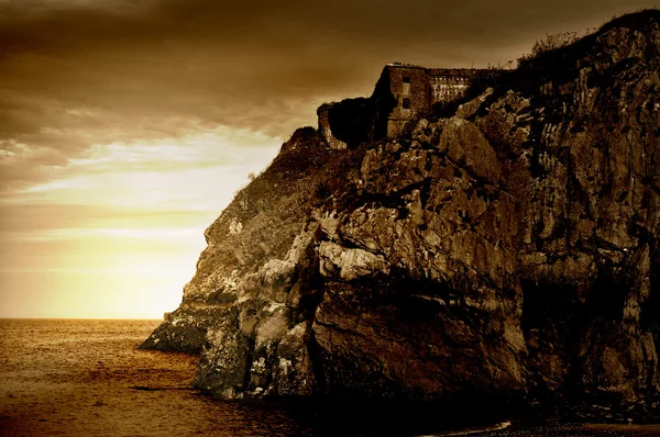 Sepya renkli cliff Harabeleri — Stok fotoğraf