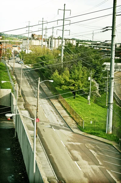 Carretera bajo cables eléctricos — Foto de Stock